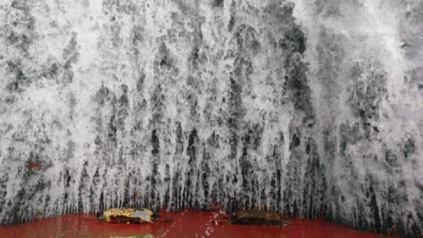 primer plano de la estela de agua detrás de un barco de motor en movimiento rápido en un día de cielo despejado, mar azul, superficie del agua