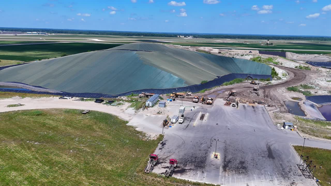 Zone industriali di contenimento e ritenzione dei rifiuti nella discarica di Wayne Disposal in un video realizzato con drone