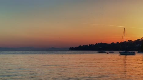 Langsames-Schwenken-Der-Handheld-Ansicht-Des-Goldenen-Sonnenuntergangs,-Der-Sich-Widerspiegelt