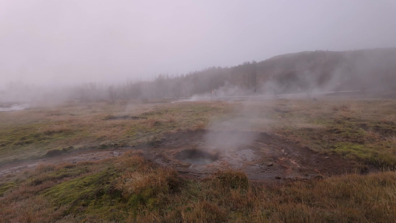 İzlanda'nın Strokkur jeotermal alanı, Dünya yüzeyinin hemen altındaki volkanik aktiviteden fışkıran aşırı ısınmış suyla.