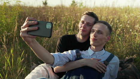 Pareja-Tomando-Foto-Selfie