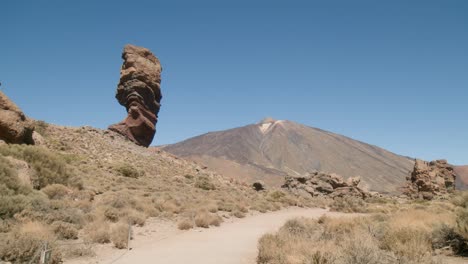 Monte-Pico-Del-Teide-Detrás-De-Rocas-En-Los-Roques-De-García,-Parque-Nacional-Del-Teide-En-Tenerife,-Islas-Canarias-En-Primavera