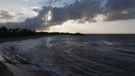 puesta de sol sobre la playa de arecibo puerto rico con un avión no tripulado sobre una costa rocosa 1