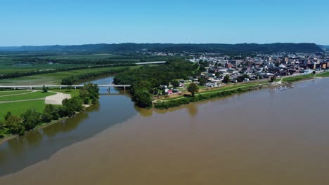 la confluencia del río scioto y el río ohio en portsmouth, ohio, drone aéreo