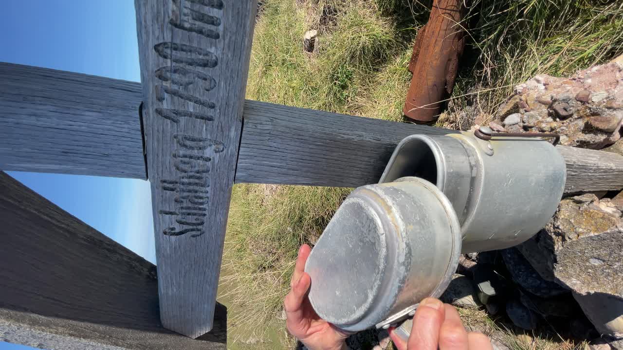 산 꼭대기에 있는 안전한 컨테이너에 서 북을 다시 넣고, 수직 비디오