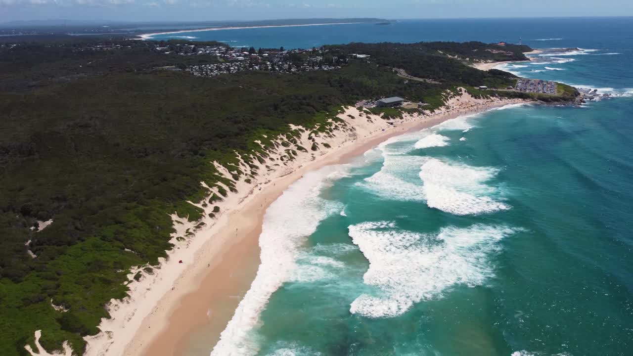 vista aérea de drones de las olas del club de surf de la playa de los soldados y la costa turismo de la costa central nsw australia 4k