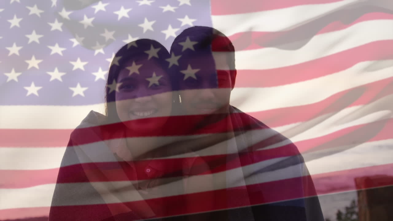 animación de una pareja diversa enamorada sobre la bandera de los estados unidos de américa