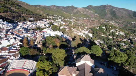 dolly inversa aérea sobre el tranquilo barrio de mijas pueblo españa