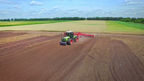 tractor agrícola con remolque arando en el campo rural. industria agrícola