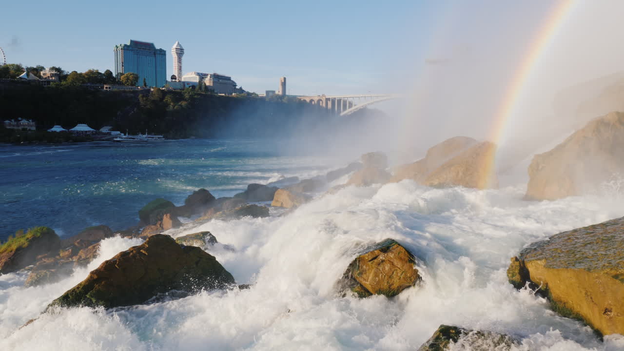 도시 경관과 함께 나이아가라 폭포 기슭의 바위