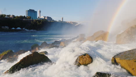 Rocas-Al-Pie-De-Las-Cataratas-Del-Niágara-Con-Paisaje-Urbano