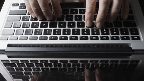 vista aérea del teclado y los dedos del portátil