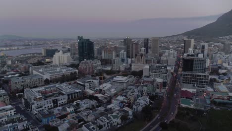 4K-Drohnen-Luftaufnahme-Des-Stadtzentrums-Von-Kapstadt-Vom-Bo-Kaap-Hügel-Nach-Sonnenuntergang