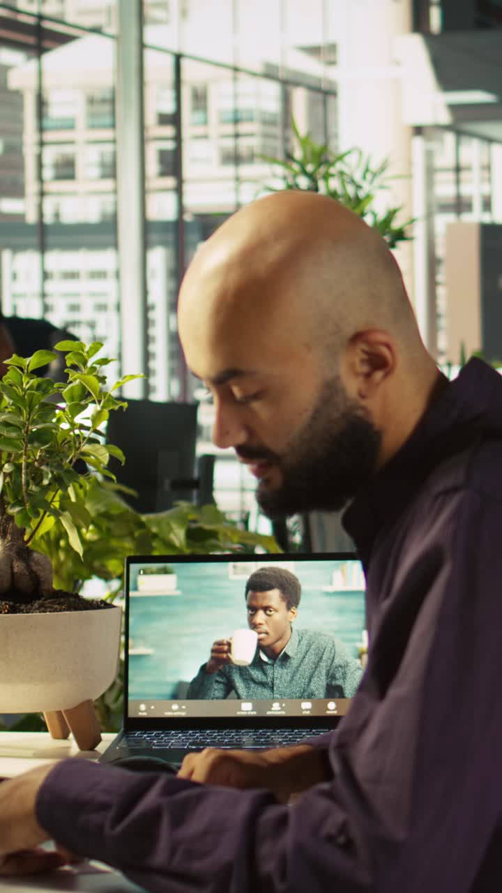 Vertical video Business manager on videocall with worker attending briefing meeting