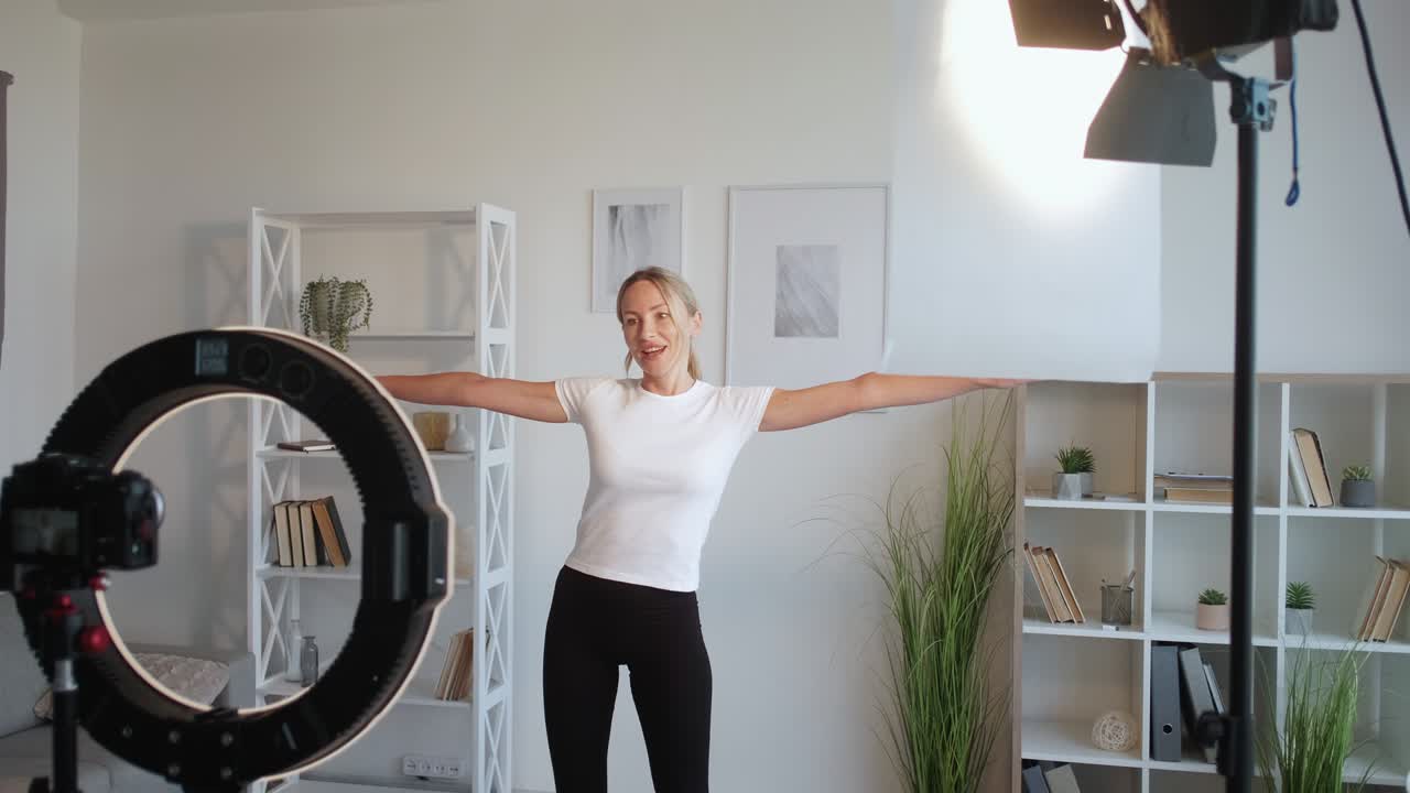 Evde spor yapan fitness kadınının video antrenman kaydı