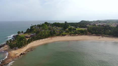 Cerrando-Una-Toma-Aérea-De-Un-Complejo-Costero-Y-Playero-En-La-Bahía-De-Las-Sirenas,-San-Pedro,-En-El-Suroeste-De-Costa-De-Marfil,-África.