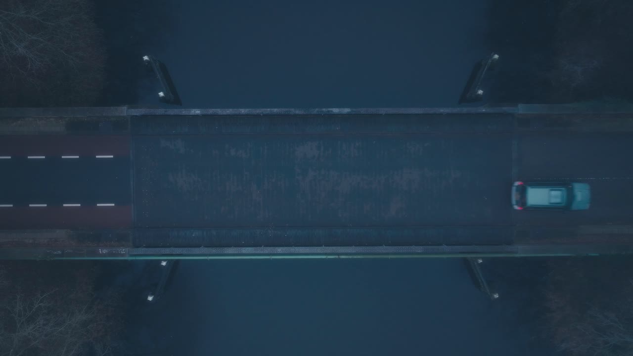 fotografía superior de un puente de cruce de automóviles con una manta de niebla durante las primeras horas de la mañana de mal humor