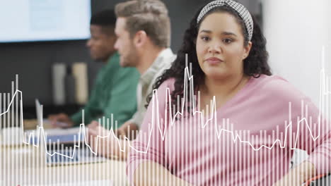 animación del procesamiento de datos sobre diversos colegas que se reúnen en la oficina