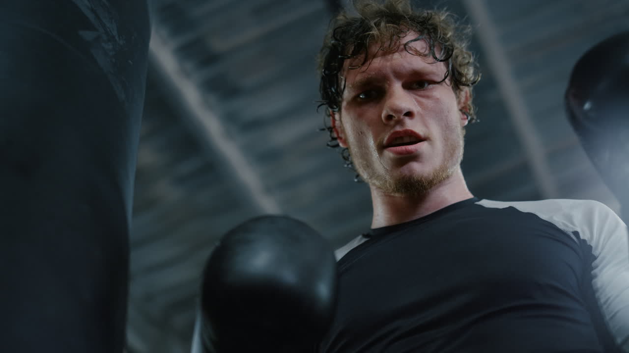 운동장에서 카메라를 바라보는 화가 난 박서