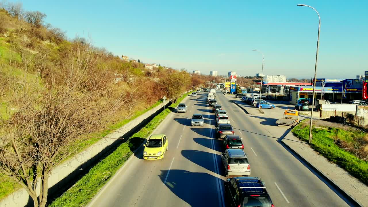 imágenes aéreas panorámicas de una calle concurrida con atascos de tráfico.