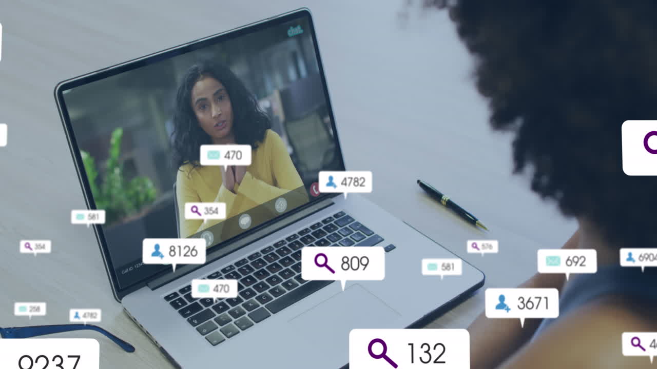 animación de iconos de redes sociales y datos sobre mujer afroamericana en llamada de video portátil