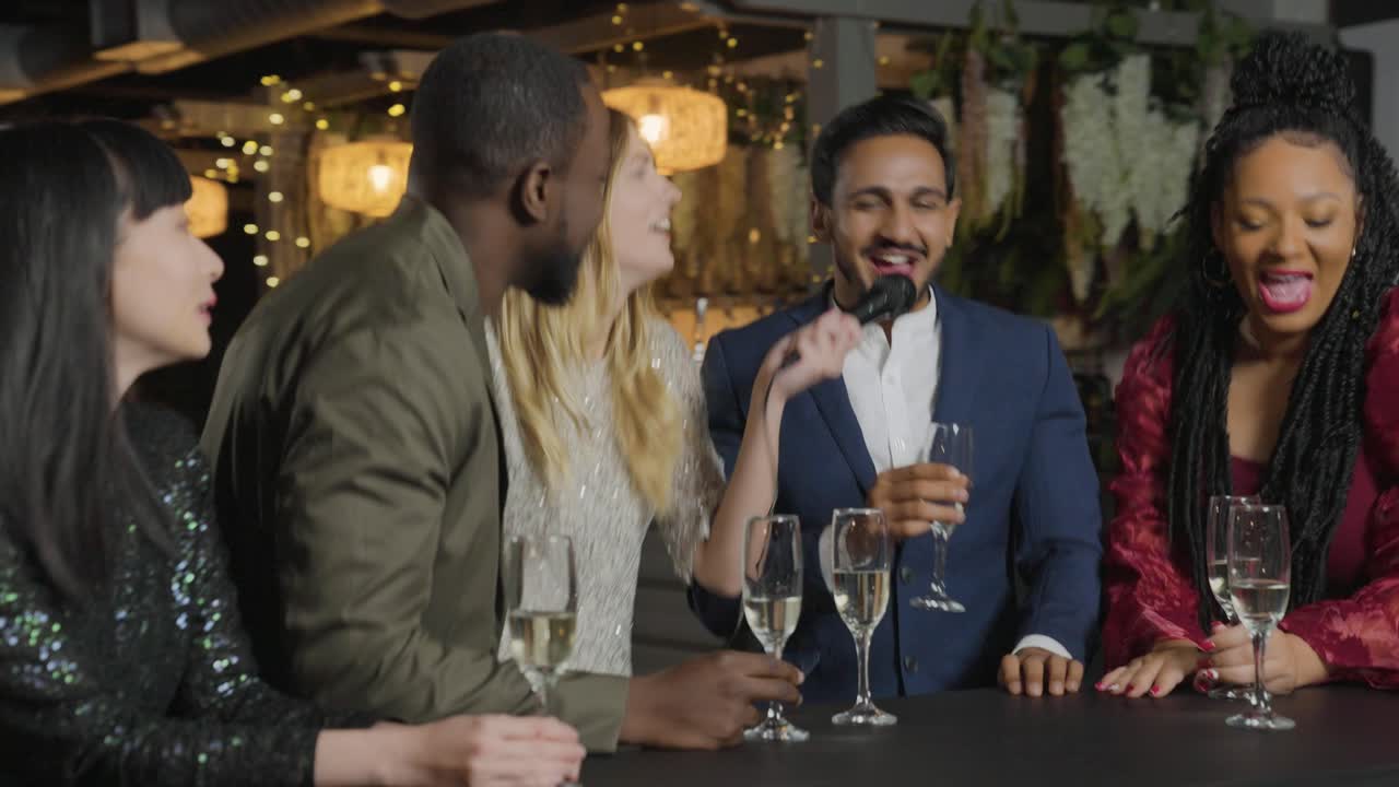 carrellata di amici che cantano karaoke al bar