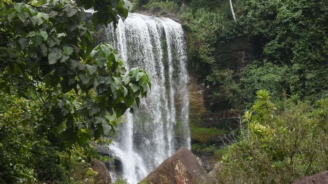 hermosa cascada de sri lanka llamada nalagana falls en la provincia de sabaragamuwa