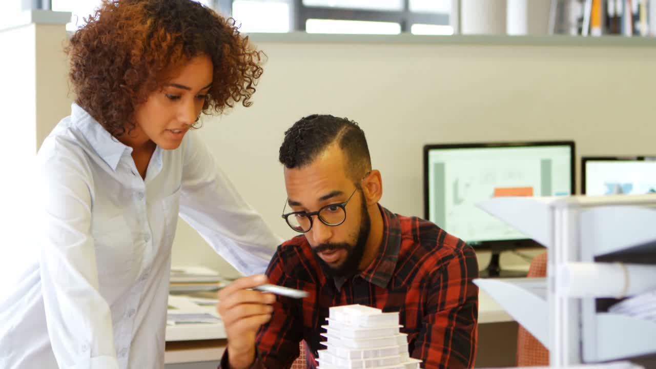 arquitectos discutiendo sobre el modelo de construcción en el escritorio 4k