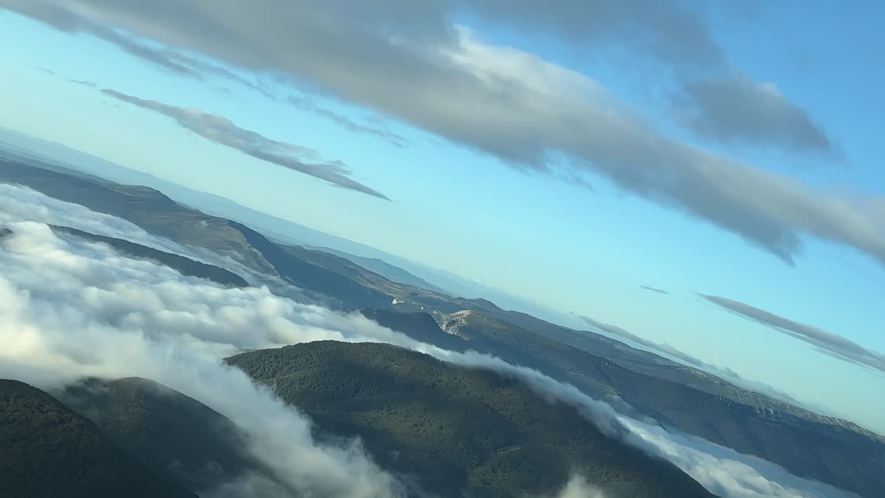 impresionante vista aérea del valle de la montaña brumosa tomada desde una cabina de avión