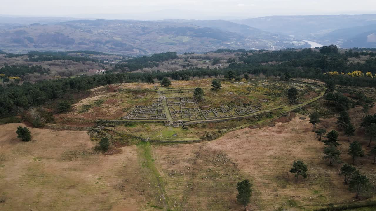 vista aérea de gran ángulo del castro de san cibran en las ourenses, españa, en la ladera mirando hacia abajo en el valle de galicia