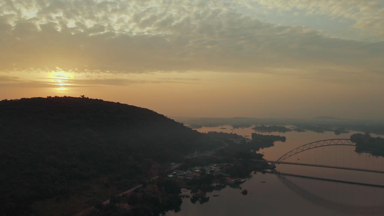tomada de drone del puente y la montaña de adomi en el vecindario de akosombo atimpoku, región de eatern