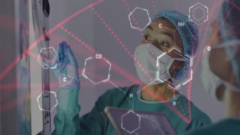 animación del procesamiento de datos médicos sobre una cirujana asiática en discusión con un colega