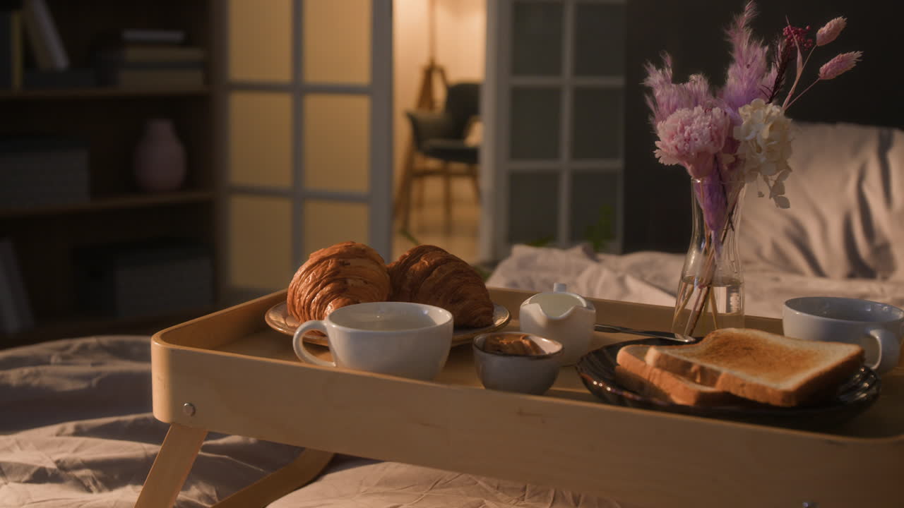 침대에 아침 식사