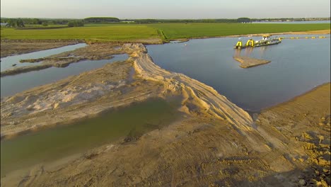 Antena-Al-Acercarse-A-Una-Draga-En-Una-Típica-Tierra-De-Agua-Agrícola-Holandesa