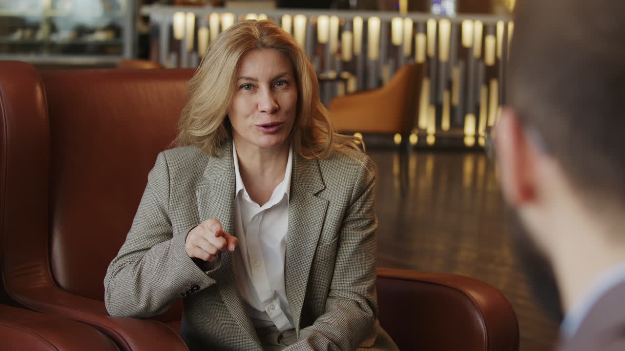 Elegante donna d'affari che parla con un collega nella lounge dell'hotel