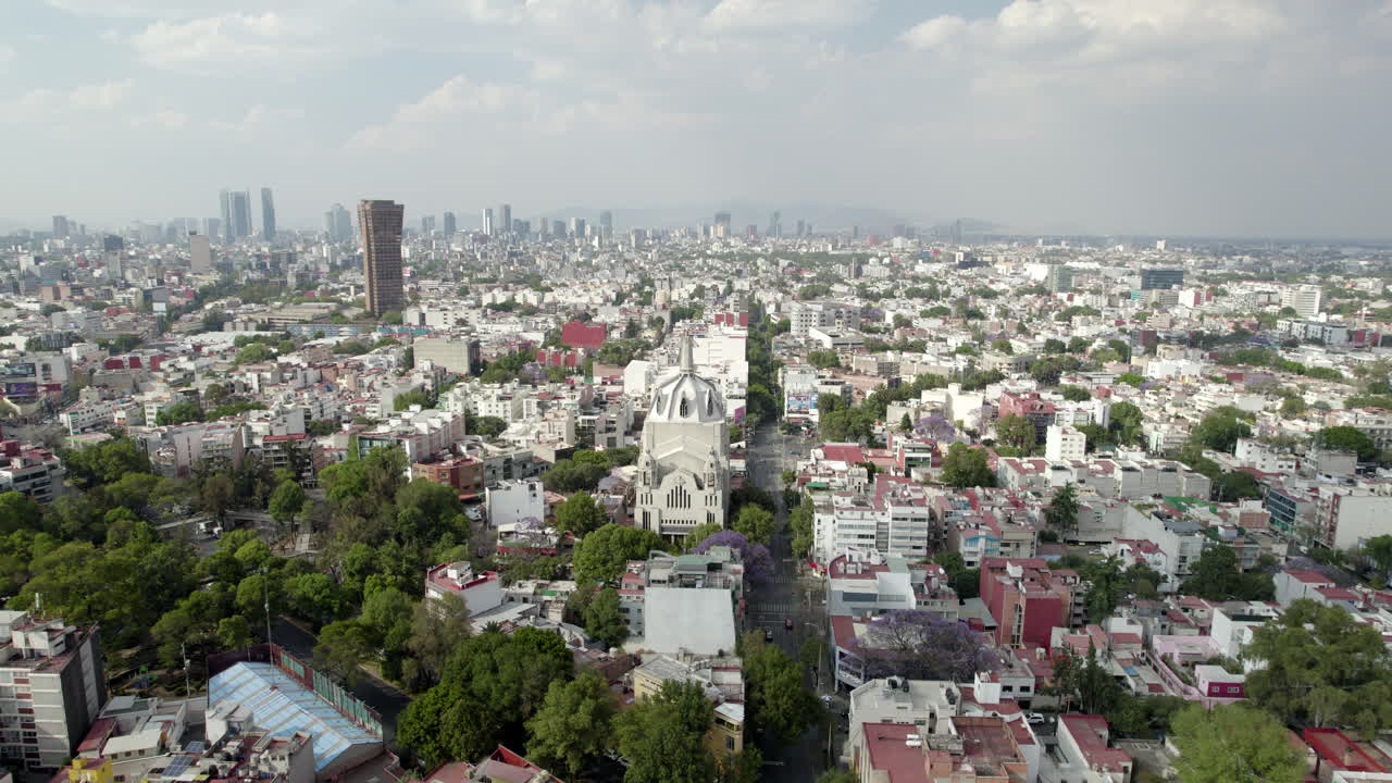 tiro de drone de barrio residencial en la ciudad de méxico