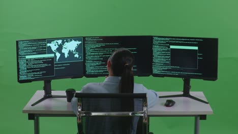 persona que trabaja en una computadora con varios monitores
