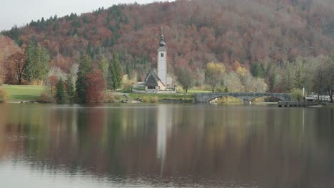 toma estrecha de la iglesia del lago bohinj con un reflejo fijo perfecto