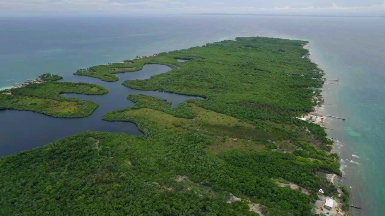 fotografía aérea de la isla colombiana con selva tropical y agua azul