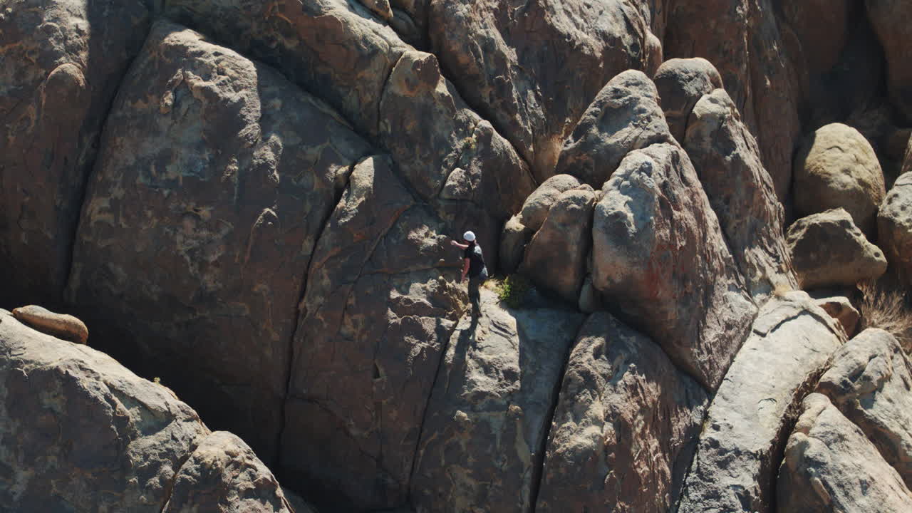 hombre escalando rocas en las colinas de alabama en un día soleado, antena
