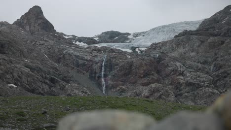 Das-Eis-Des-Fellaria-Gletschers-Schmilzt-Und-Bildet-Kleine-Wasserfälle,-Die-Im-Hintergrund-Zu-Sehen-Sind