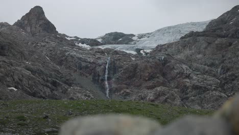 el hielo del glaciar fellaria se derrite formando pequeñas cascadas en cascada que se ven en el fondo