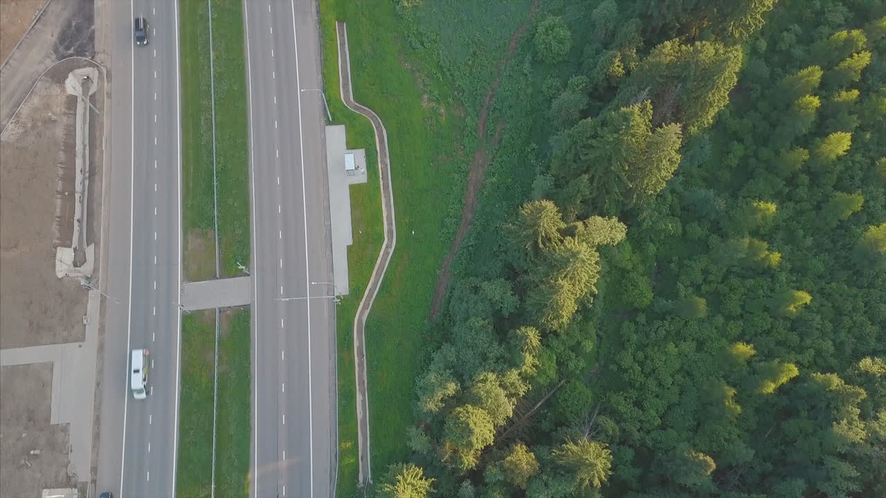고속도로와 숲의 교차로의 공중 사진