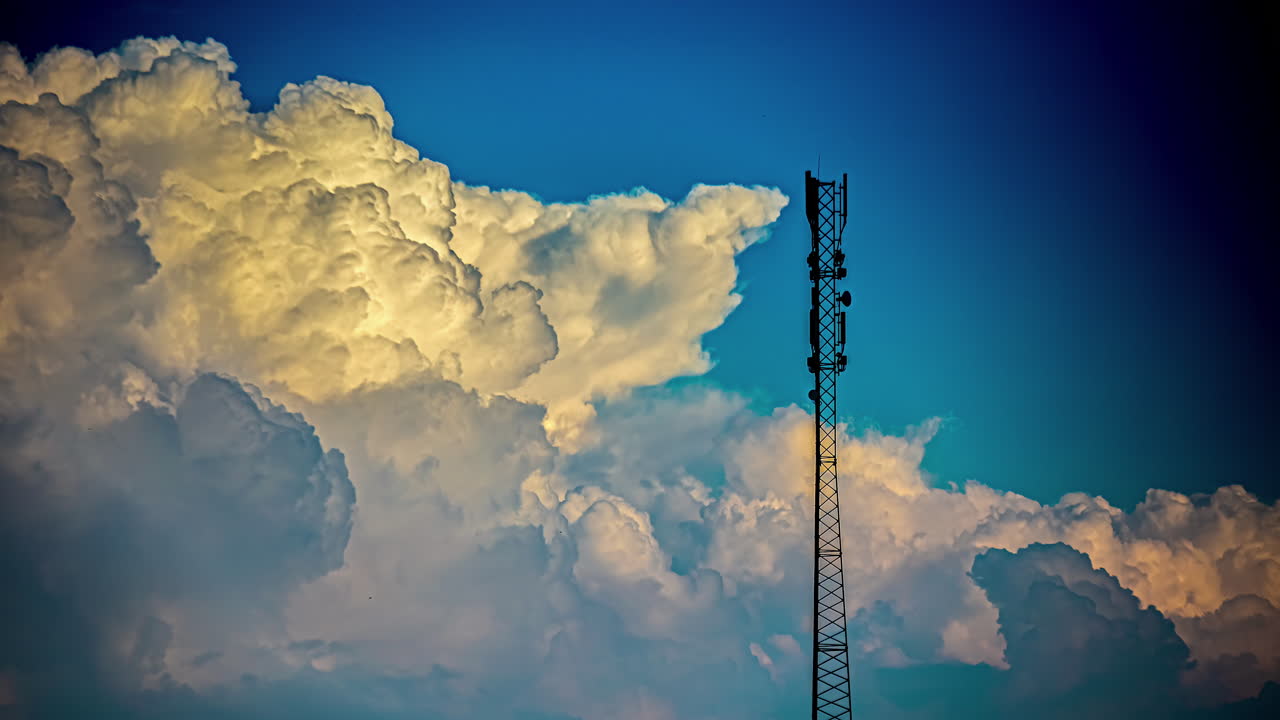 paisaje de nubes al atardecer por una torre celular de retransmisión de microondas - lapso de tiempo