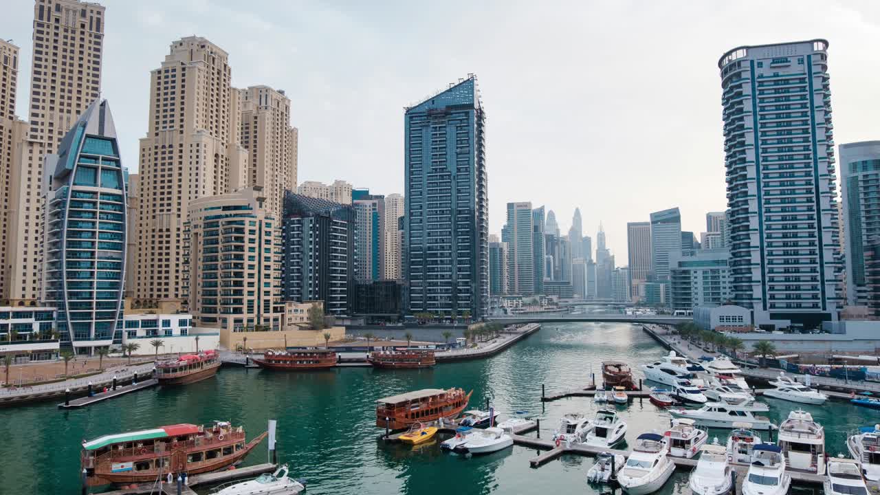 Vidéo en accéléré de bateaux se déplaçant dans la marina de Dubaï en plein jour