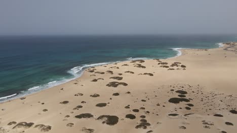toma aérea de drones de las dunas del desierto y la playa en fuerteventura en las islas canarias