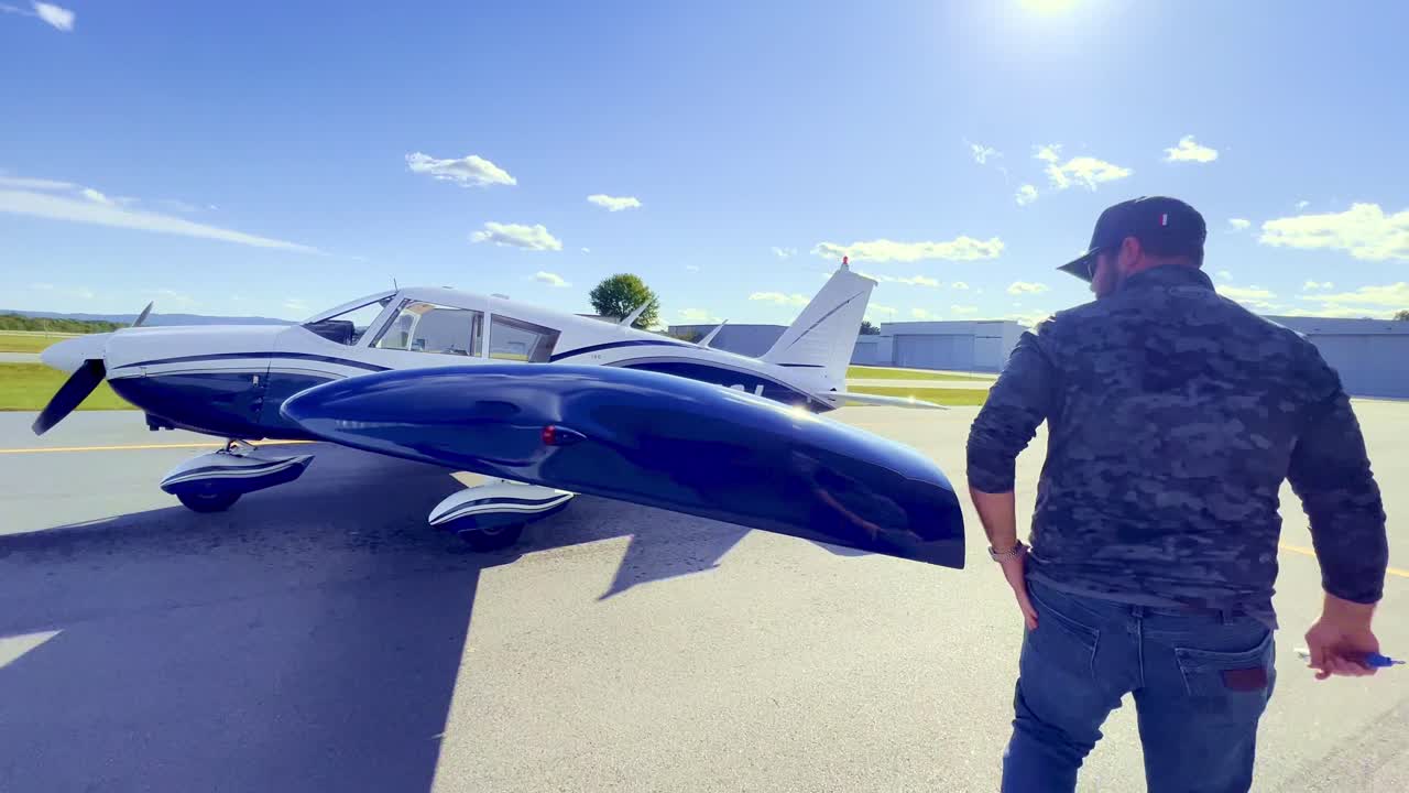 piloto privado se somete a una inspección previa al vuelo de un piper cherokee 180 antes del vuelo pasando por la lista de verificación de aviación para aviones pequeños