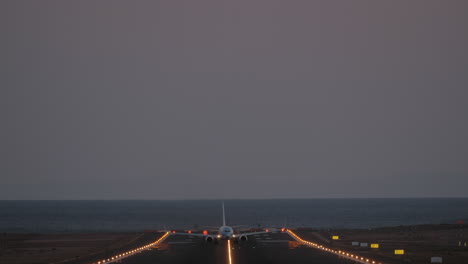 Jetliner-Startet-In-Der-Dämmerung