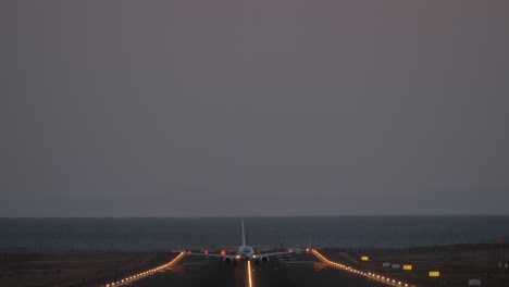 avión de pasajeros despegando al anochecer