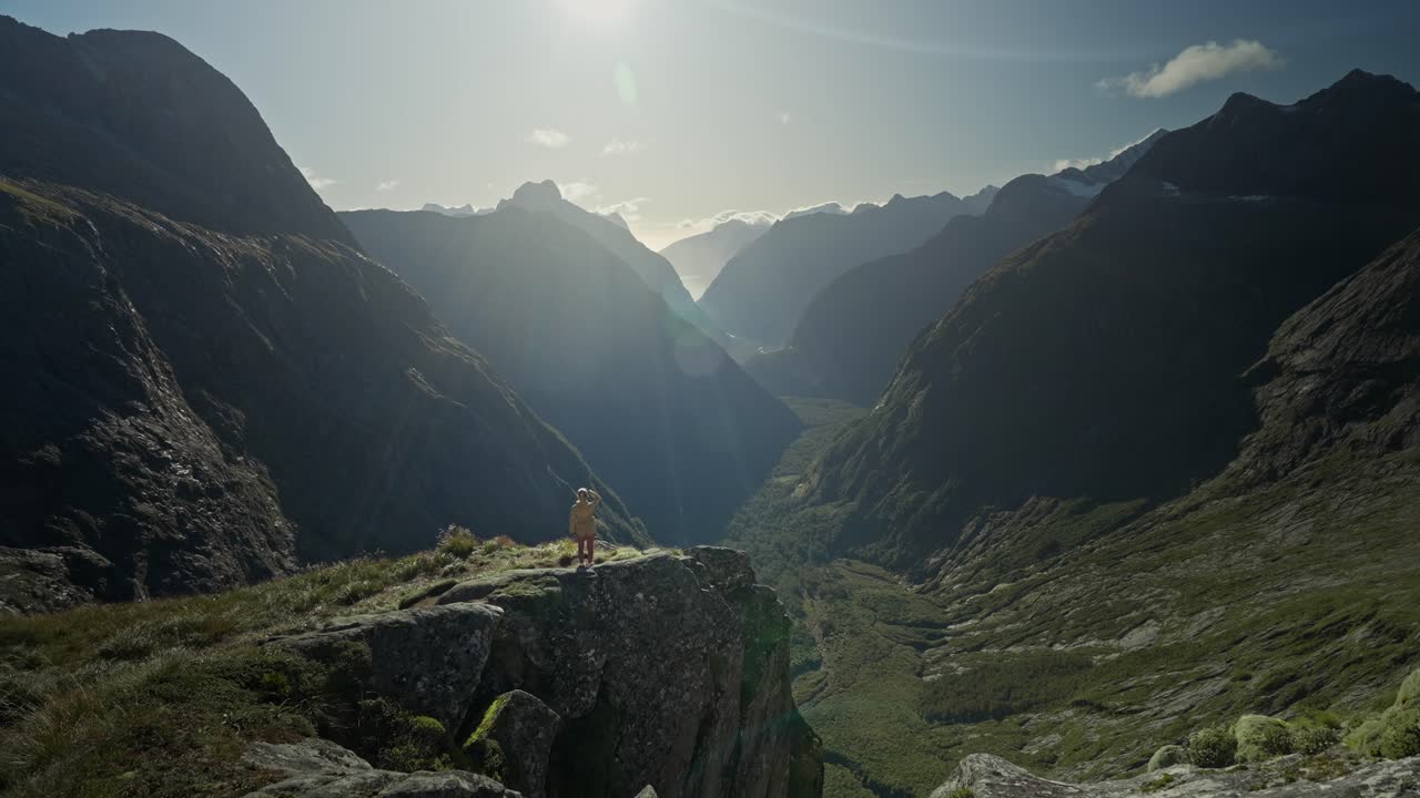 mujer de pie en el punto de vista de gertrude saddle en el paisaje alpino de nueva zelanda
